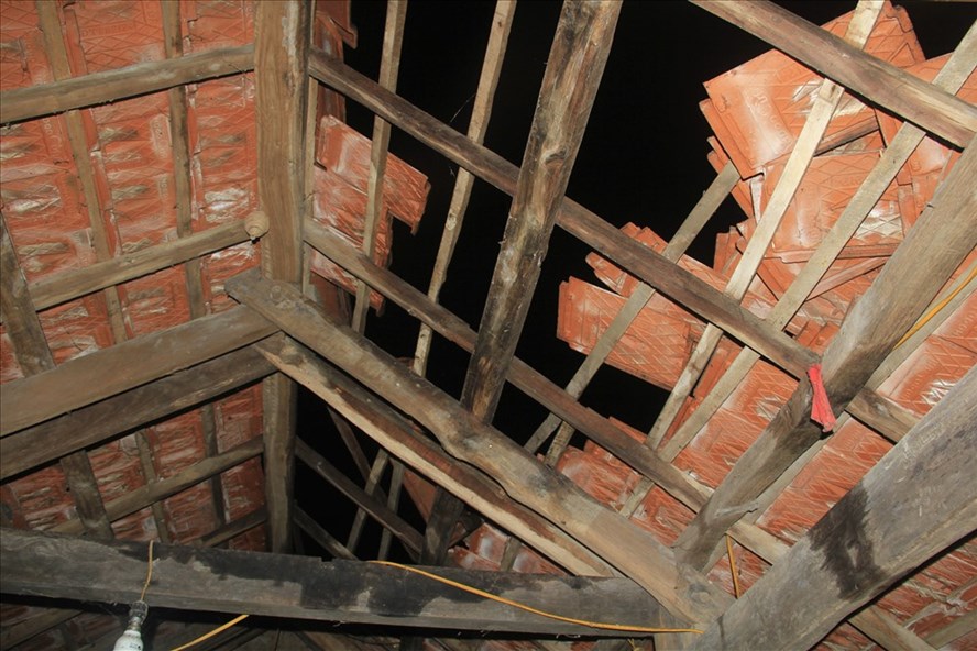 Nhà dân bị tốc mái do lốc xoáy gây ra