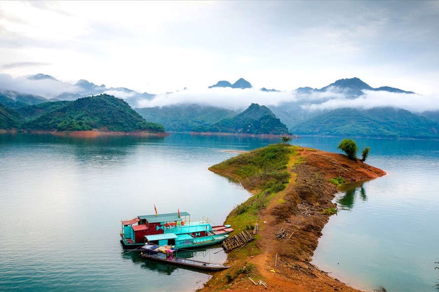 Mây núi và dòng sông Äà trong sáng tinh sương.