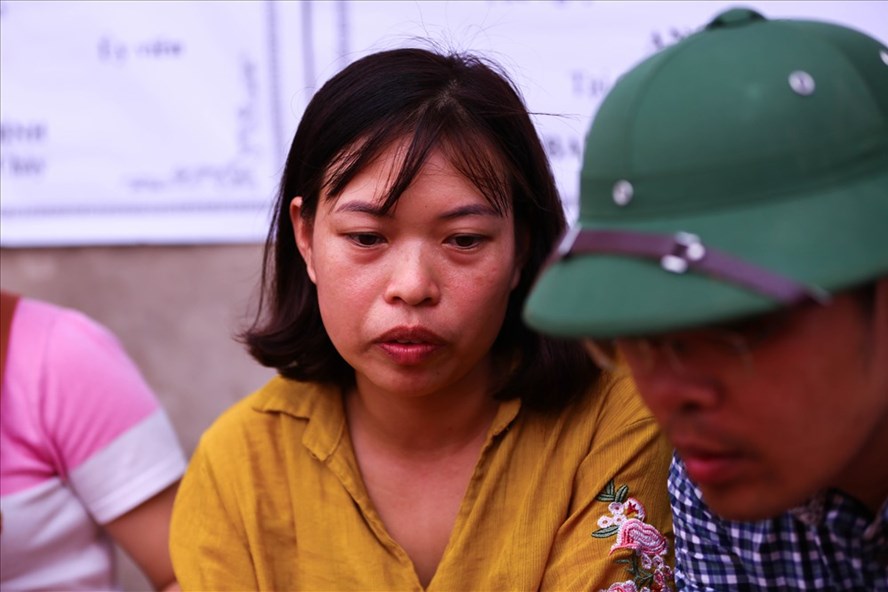 Chị Đặng Thị Lưu - em gái út của Phó Bí thư Đặng Phúc Tài nghẹn ngào chia sẻ với phóng viên báo Lao Động chiều 22.7.