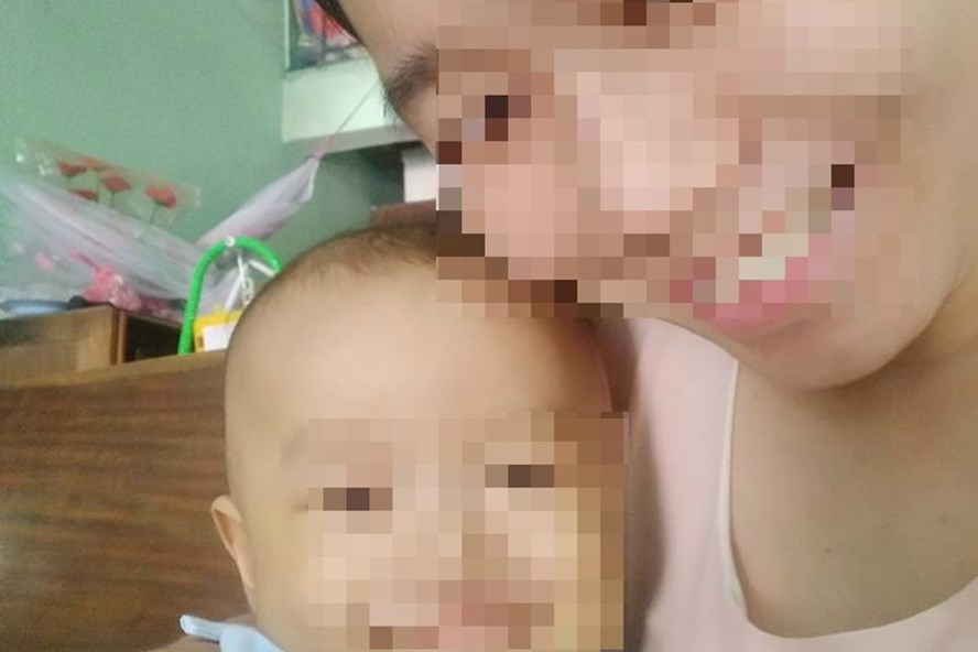 Bé P mạnh khá»e, cưá»i Äùa trong vòng tay mẹ trưá»c Äó. Ảnh: GÄCC