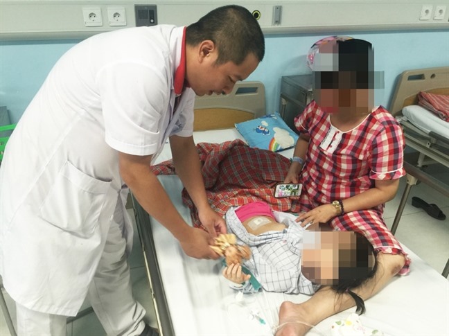 Kh&oacute; tin: B&eacute; g&aacute;i 3 tuổi bị u nang buồng trứng - Ảnh 1.