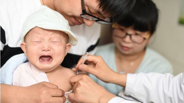 B&ecirc; bối vaccine tại Trung Quốc khiến người d&acirc;n bức x&uacute;c