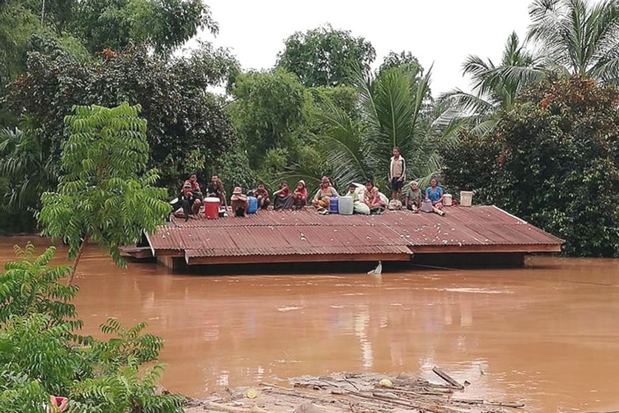 Hàng trăm căn nhà của người dân Lào chìm trong biển nước sau vụ vỡ đập ở Lào. Ảnh: Attapeu Today/ Express
