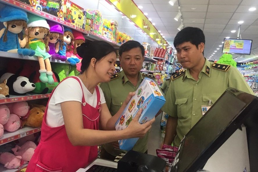 Lực lượng quản lí thị trường đã kiểm tra một số cửa hàng của Con Cưng trong những ngày qua và phát hiện nhiều vấn đề (ảnh: Ngô Nguyên/LĐO).