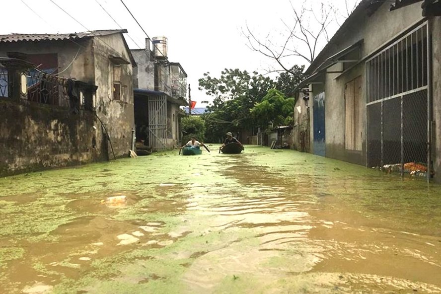 Đường vào thôn Nhân Lý, sau 6 ngày vẫn mênh mông nước lũ. Ảnh: Thảo Anh.