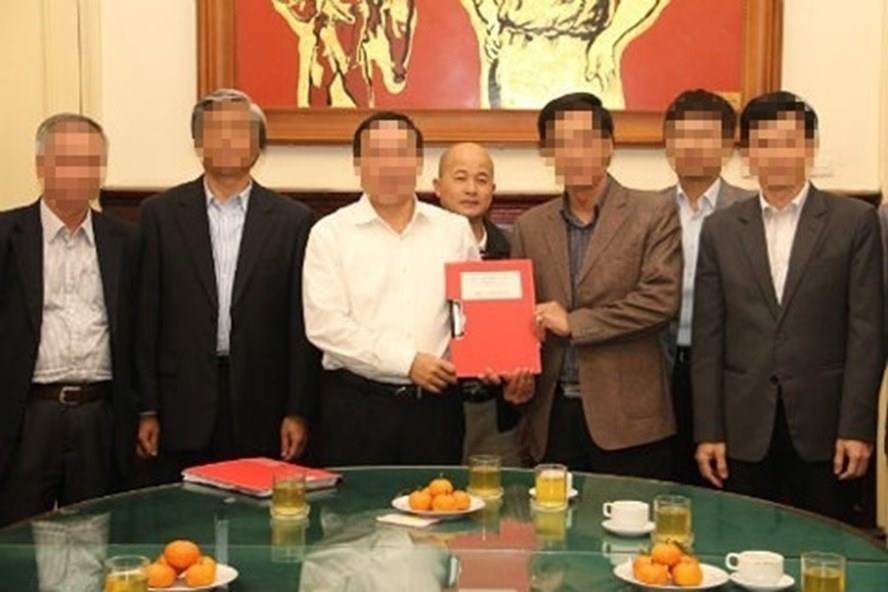 Ông Đinh Ngọc Hệ, Chủ tịch HĐQT Công ty CP Phát triển đầu tư Thái Sơn, biệt danh "Út trọc" (đứng giữa, hàng sau), tại lễ ký kết hợp đồng dự án đầu tư xây dựng cầu Việt Trì mới theo hình thức BOT.
