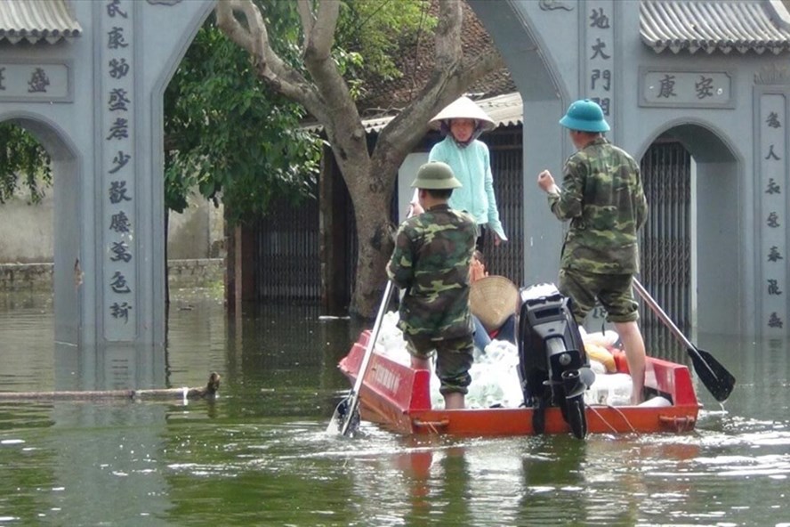 CÆ¡ quan chức nÄng Äang há» trợ ngưá»i dân bằng phương tiá»n chuyên dụng.(ảnh: Trưá»ng Hùng)