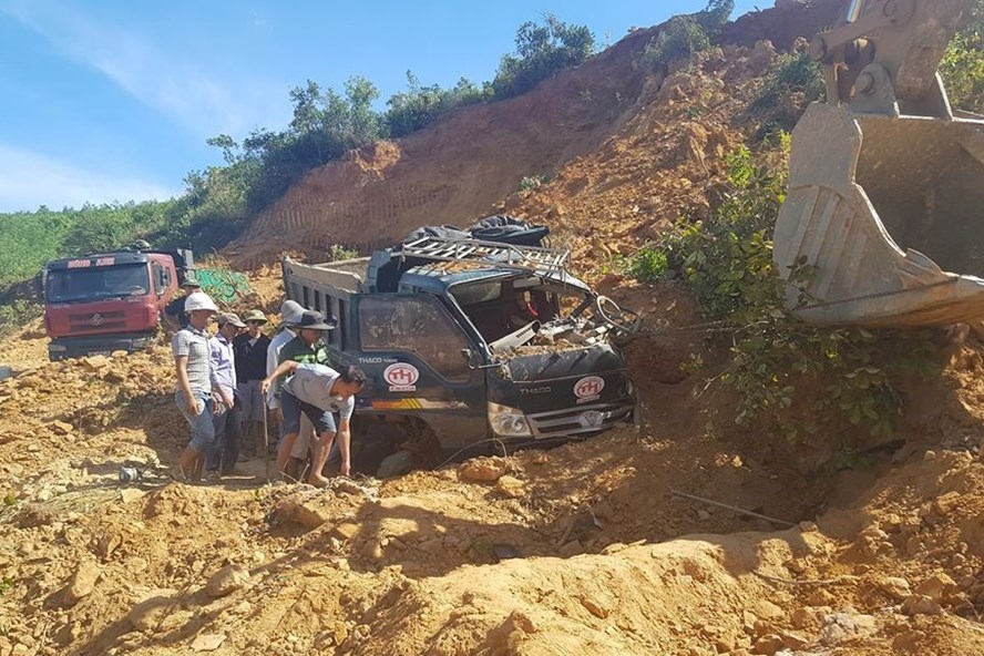 Vụ 2 xe tải bị vùi lấp ở Hà Tĩnh: Tạm đình chỉ hoạt động khai thác tại mỏ đất