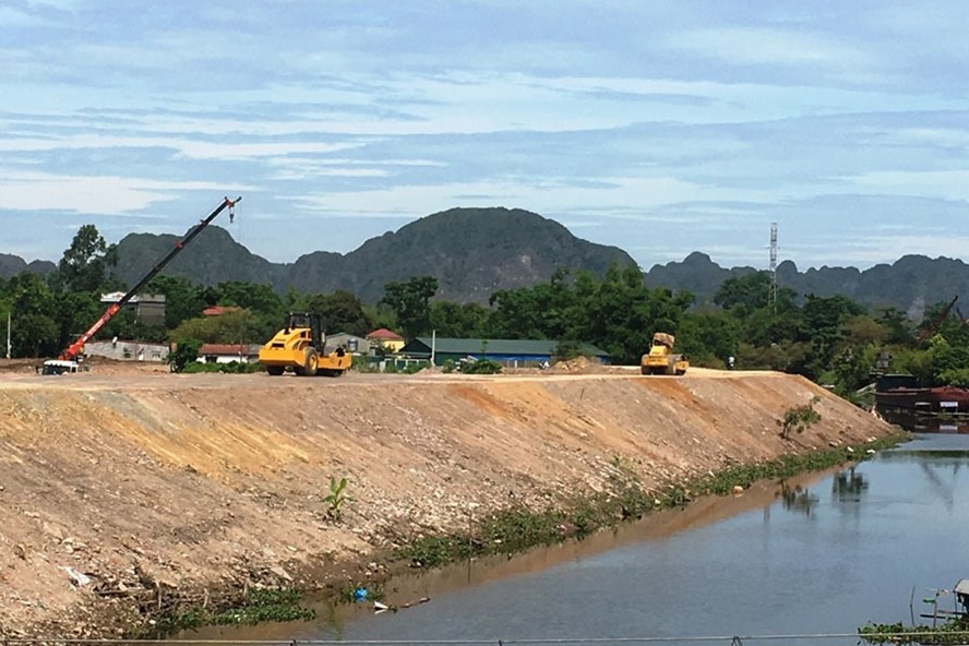 Cty CP bêtông thép Ninh Bình đã san lấp lấn ra sông Vân hàng trăm mét vuông. Ảnh: NG.TRƯỜNG
