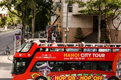 Nắng cháy da cháy thịt, du khách đội nón lá trải nghiệm bus mui trần