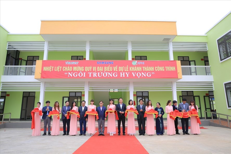 Cắt băng khánh thành ngôi trường mang tên Hy Vọng. Ảnh: PV