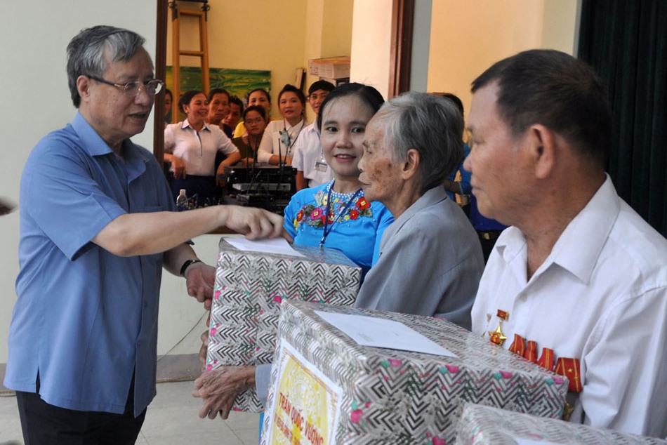 Thường trực Ban Bí thư Trần Quốc Vượng làm việc tại tỉnh ...