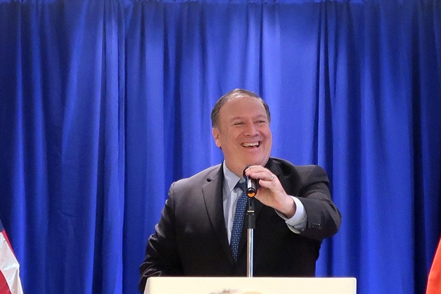 Ngoại trưởng Mỹ Mike Pompeo trong buổi gặp gỡ cộng đồng doanh nghiệp tại Hà Nội tối 8.7. Ảnh: Vân Anh