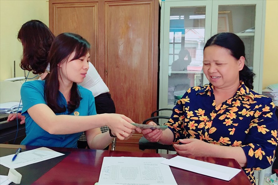 Trung tâm trợ giúp ngưá»i lao Äá»ng (LÄLÄ tá»nh Thái Nguyên) cho chá» Hoà ng Thá» Mùi vay vá»n ưu Äãi lần 2 và o tháng 4.2018. Ảnh: PV