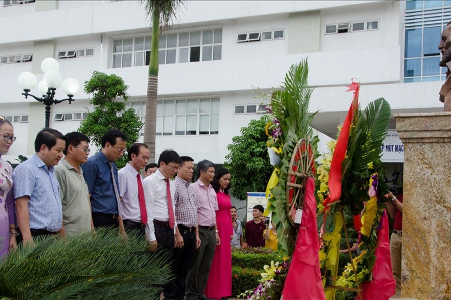 Khu khuôn viên, tượng đài được đặt trang trọng tại BV Hữu Nghị Việt Nam - Cu Ba Đồng Hới. Ảnh: Lê Phi Long