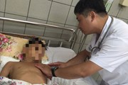 Đắp thuốc lá chữa rắn cắn, bệnh nhi bị hoại tử bàn tay trái Đắp thuốc lá chữa rắn cắn, bệnh nhi bị hoại tử bàn tay trái