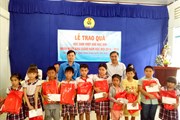 LĐLĐ TP. Cần Thơ trao quà cho trẻ em nghèo hiếu học LĐLĐ TP. Cần Thơ trao quà cho trẻ em nghèo hiếu học