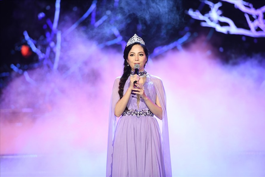 Hoa hậu Thiên Nga trên sân khấu Hoa hậu Việt Nam.