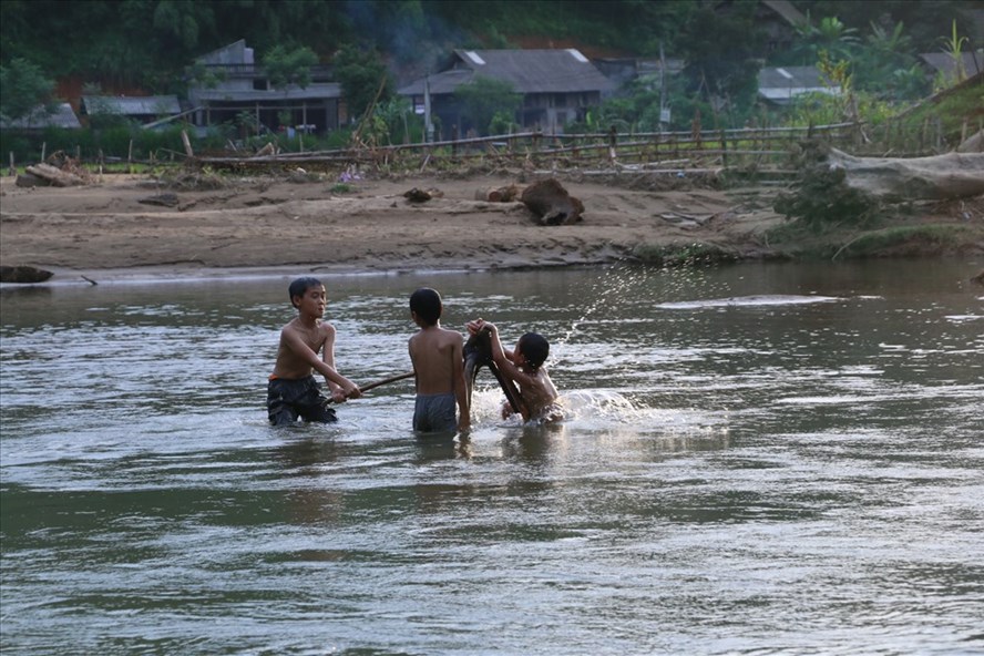 Những đứa trẻ ở xóm Chiềng 3, xã Kim Thượng, huyện Tân Sơn, tỉnh Phú Thọ vẫn nô đùa trên con suối chảy qua làng giữa tâm chấn HIV. Ảnh: Phi Hùng