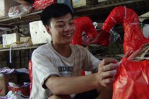 Học sinh tranh thủ thời gian rảnh rỗi làm vàng mã để kiếm tiền đi học.