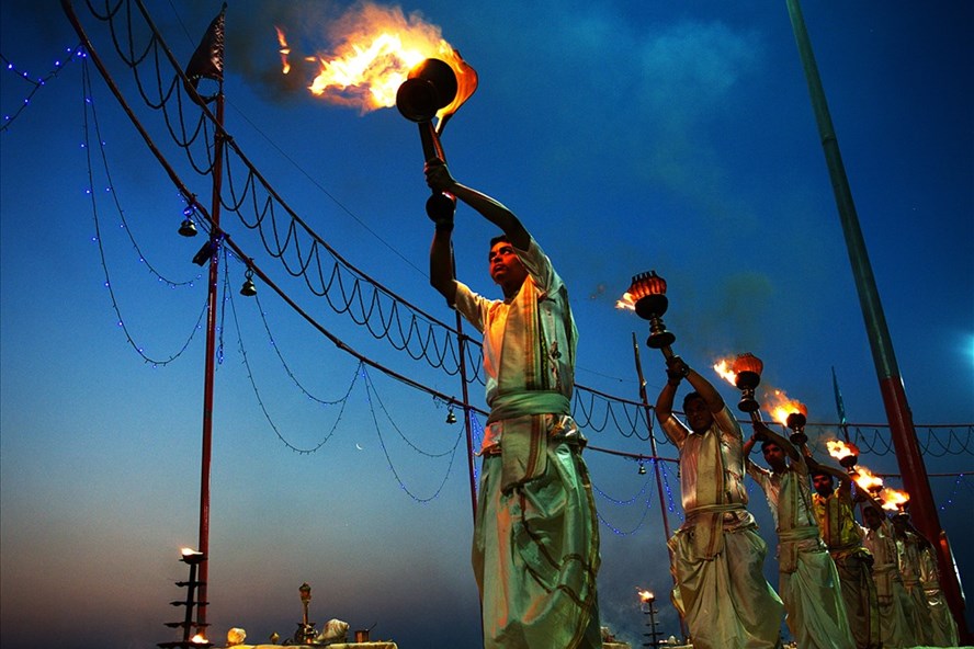 Lá»
cầu an diá»
n ra cả tá»i và tá» má» sáng. Buá»i sáng lá»
ÄÆ¡n giản hÆ¡n.