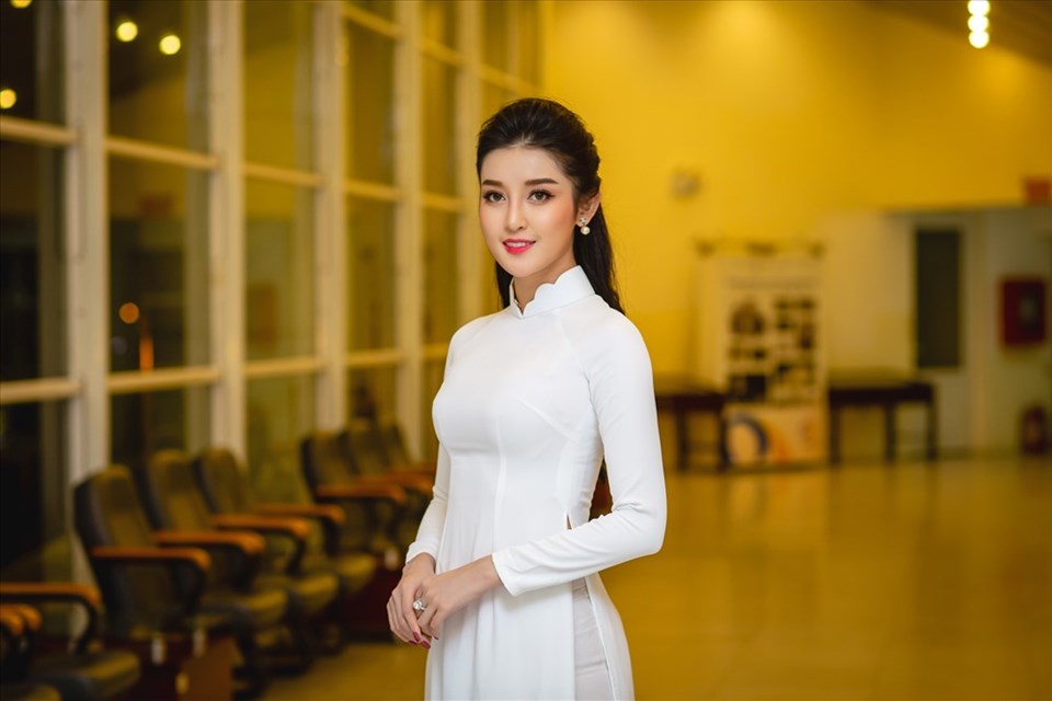 Á hậu Huyền My diện áo dài đơn giản dẫn chương trình ý nghĩa xã hội Á hậu Huyền My diện áo dài đơn giản dẫn chương trình ý nghĩa xã hội