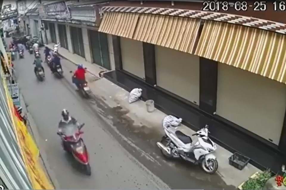 Bắt người phụ nữ trộm ví của bà bán rau Bắt người phụ nữ trộm ví của bà bán rau