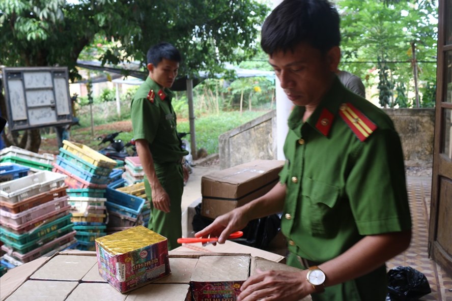 Số pháo hoa được phát hiện, thu giữ. Ảnh: Thành Nam.