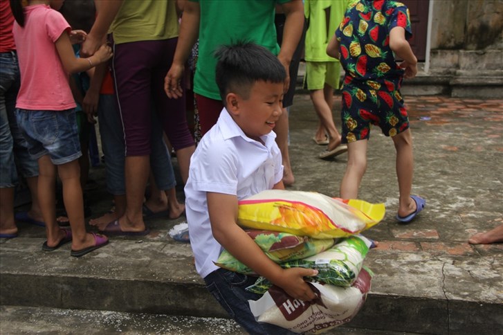 Người dân "ốc đảo" Chương Mỹ xếp hàng nhận 10 tấn gạo cứu trợ nguoi dan oc dao chuong my xep hang nhan 10 tan gao cuu tro
