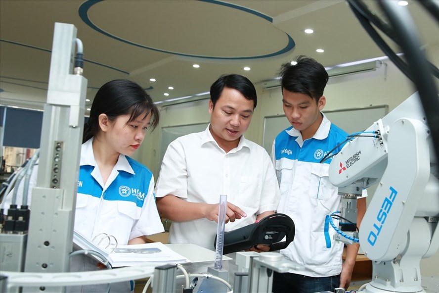 Nguyễn Văn Hưng (bên phải) - một trong 2 học viên Trường Cao đẳng Cơ điện Hà Nội được Công ty Samsung lựa chọn sang Hàn Quốc thực tập công nghệ mới.Ảnh: HẢI NGUYỄN