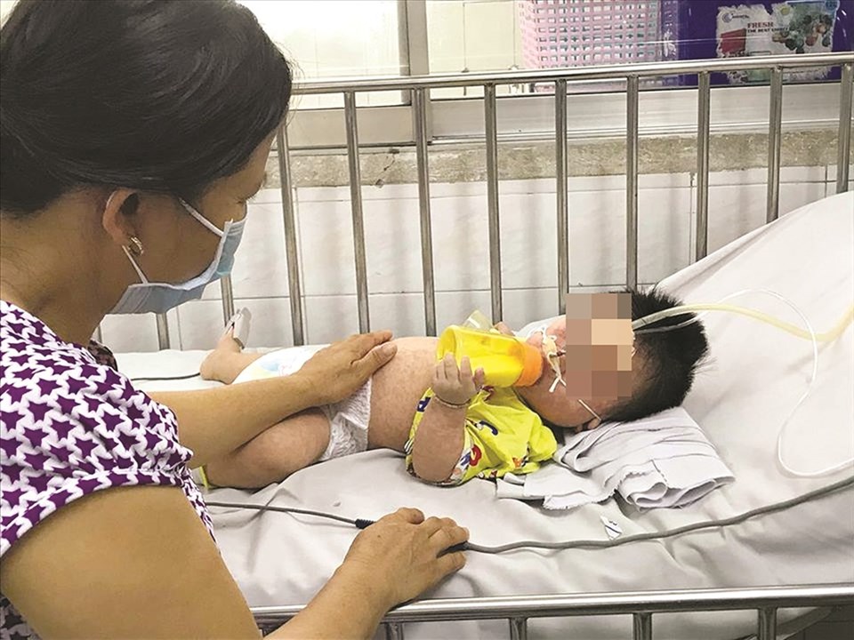 Một trẻ mắc bệnh sởi đang điều trị tại một bệnh viện tại TPHCM. Ảnh: PV Một trẻ mắc bệnh sởi đang điều trị tại một bệnh viện tại TPHCM. Ảnh: PV