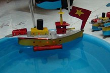 Tàu thủy bằng sắt tây chạy trong chậu nước.