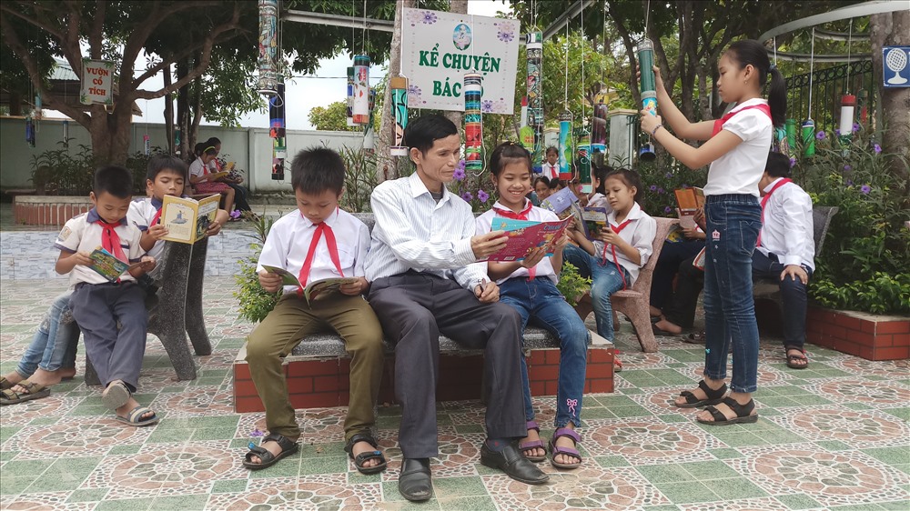 Thầy tr&ograve; c&ugrave;ng đọc s&aacute;ch trong giờ ra chơi. Ảnh: PV