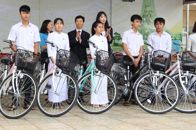 Chương trình “Cùng em đến trường” trao tặng 18 xe đạp cho các em học sinh vượt khó học giỏi trường THPT Đồng Xoài, thị xã Đồng Xoài, tỉnh Bình Phước.
