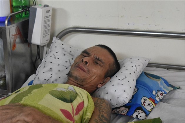 Bệnh nhân Lê Hữu Cường đang nằm viện trong tình trạng liệt nửa người và phình động mạch não