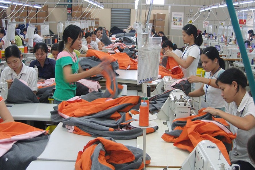 Công nhân dệt may được hưởng nhiều quyền lợi thiết thực từ việc ký kết thỏa ước lao động tập thể. Ảnh: PV