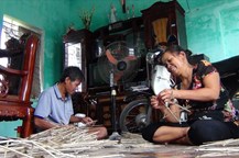 Gia đình ông Nguyễn Văn Căng (thôn Báo Đáp, Hồng Quang, Nam Trực, Nam Định) sản xuất đèn ông sao phục vụ dịp Tết Trung thu.