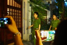 Lực lượng chức năng có mặt tại nhà ông Đào Tấn Bằng (SN 1975), nguyên Phó Chánh Văn phòng UBND TP Đà Nẵng, nay là Bí thư Đảng ủy khối các Khu công nghiệp TP Đà Nẵng.