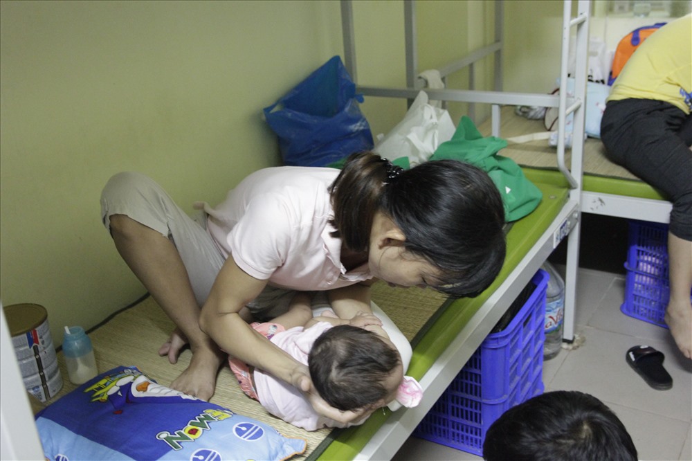 Người nh&agrave; bệnh nh&acirc;n chuyển đến khu lưu tr&uacute; Bệnh viện Nhi Trung ương ở tạm.