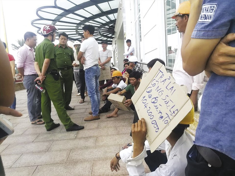Công nhân mỏi mòn đòi tiền công ở các công trình - Ảnh: Thùy Trang Công nhân mỏi mòn đòi tiền công ở các công trình - Ảnh: Thùy Trang