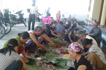 Mọi người tập trung về nhà văn hóa thôn để cùng nhau gói bánh chưng