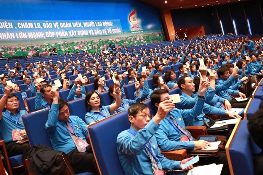 Các đại biểu biểu quyết, bầu Đoàn chủ tịch, Đoàn thư ký Đại hội Công đoàn Việt Nam lần thứ XII.