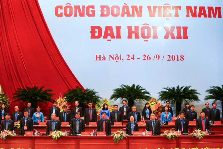 Đoàn Chủ tịch Đại hội XII Công đoàn Việt Nam ra mắt đại hội. Ảnh: SƠN TÙNG