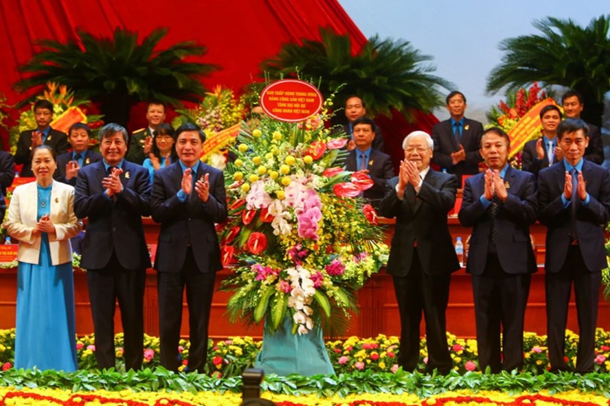 Tổng Bí thư Nguyễn Phú Trọng (thứ ba từ phải sang) tặng lẵng hoa chúc mừng tới Đại hội XII Công đoàn Việt Nam. Ảnh: SƠN TÙNG