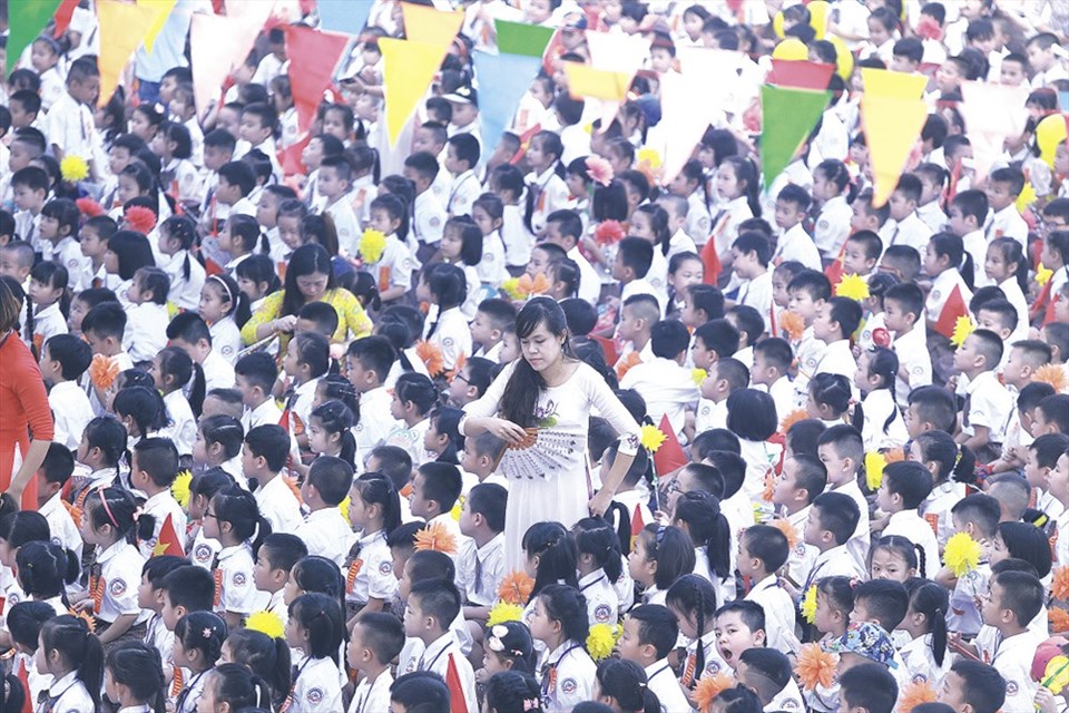 Xây nhà không xây trường, các con học ở đâu? Xây nhà không xây trường, các con học ở đâu?