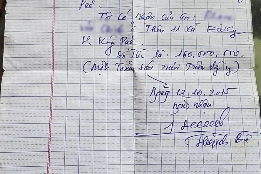 Một giấy viết tay của ông Huỳnh Bê với nội dung “mượn tiền” từ giáo viên. Ông Huỳnh Bê (ảnh nhỏ) khai đã chi tiền cho lãnh đạo Phòng Nội vụ huyện Krông Pắk để lo việc cho các giáo viên.Ảnh: PV