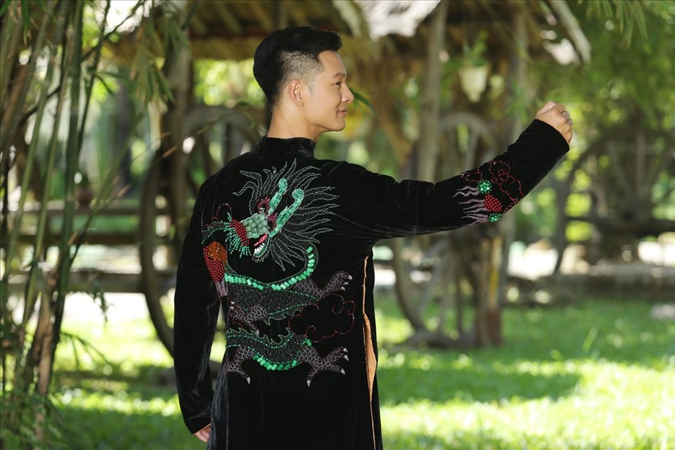 Sỹ Hoàng và Trịnh Hoàng Diệu cùng thiết kế áo dài cho MV của Đức Tuấn Sỹ Hoàng và Trịnh Hoàng Diệu cùng thiết kế áo dài cho MV của Đức Tuấn