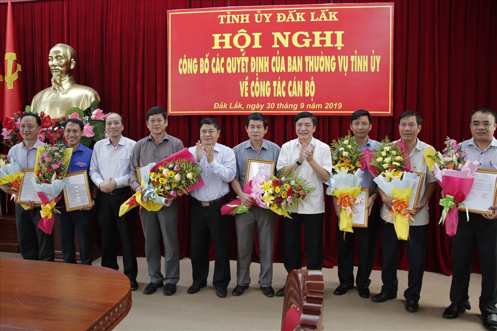 Thường trực Tỉnh ủy trao quyết định và tăng hoa chúc mừng các đồng chí được điều động, phân công nhiệm vụ mới. Ảnh: Lê Thành.