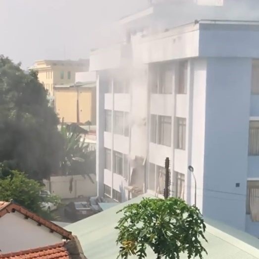 Vụ nổ xảy ra ở khu vực nhà vệ sinh ở tầng 2, ngay bên cạnh là phòng chứa đựng nhiều hồ sơ - Ảnh: AX