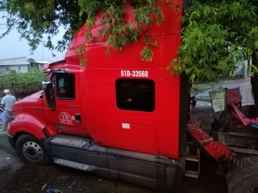Đầu kéo xe container bị tách khỏi rơ-mooc sau vụ tai nạn. Ảnh: C.T